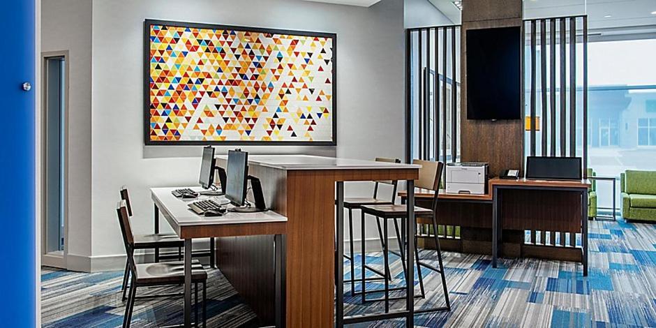 Holiday Inn Express & Suites - Brandon By Ihg Екстер'єр фото