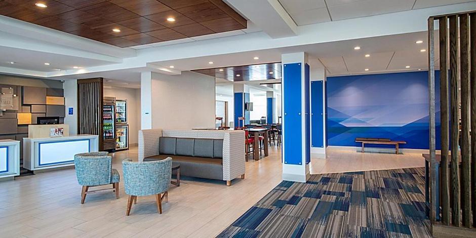 Holiday Inn Express & Suites - Brandon By Ihg Екстер'єр фото