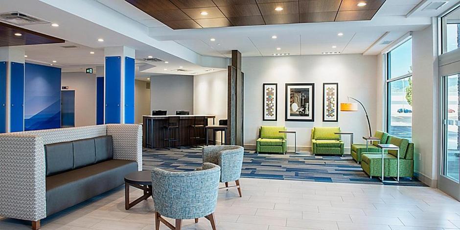 Holiday Inn Express & Suites - Brandon By Ihg Екстер'єр фото