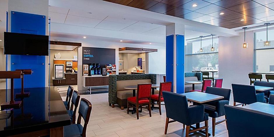 Holiday Inn Express & Suites - Brandon By Ihg Екстер'єр фото