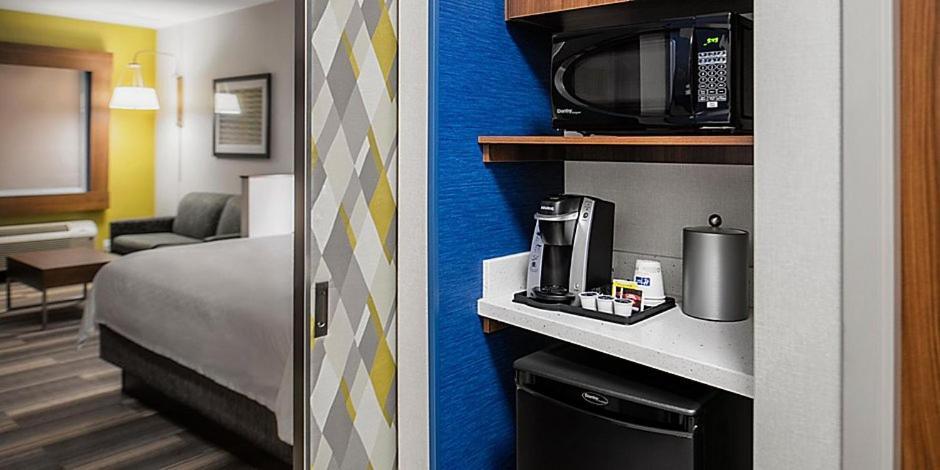 Holiday Inn Express & Suites - Brandon By Ihg Екстер'єр фото