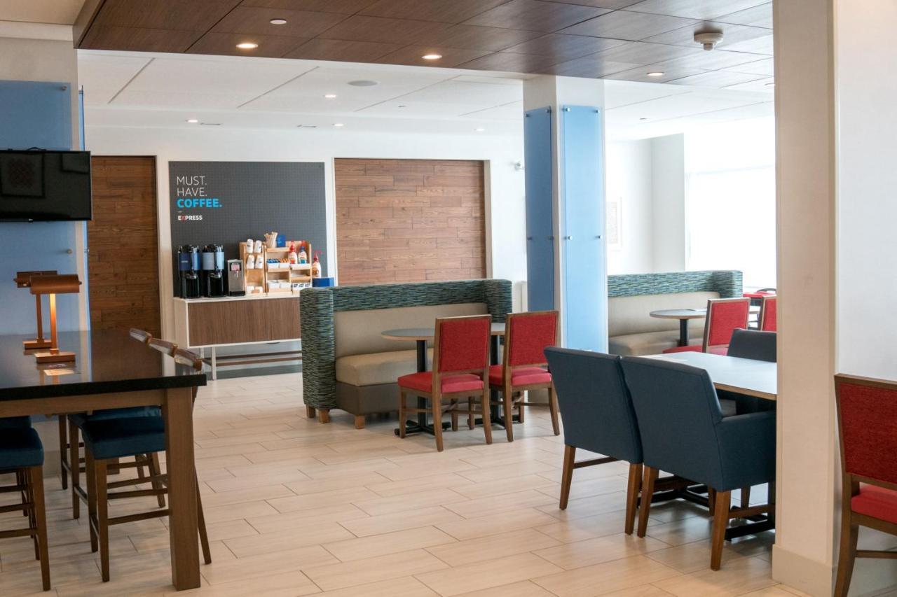 Holiday Inn Express & Suites - Brandon By Ihg Екстер'єр фото