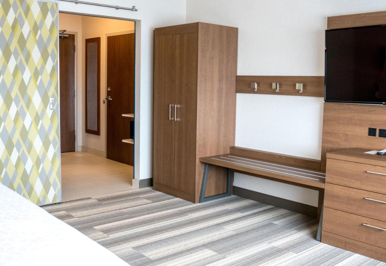 Holiday Inn Express & Suites - Brandon By Ihg Екстер'єр фото