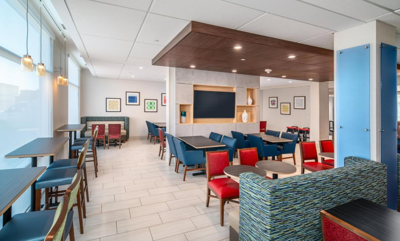 Holiday Inn Express & Suites - Brandon By Ihg Екстер'єр фото