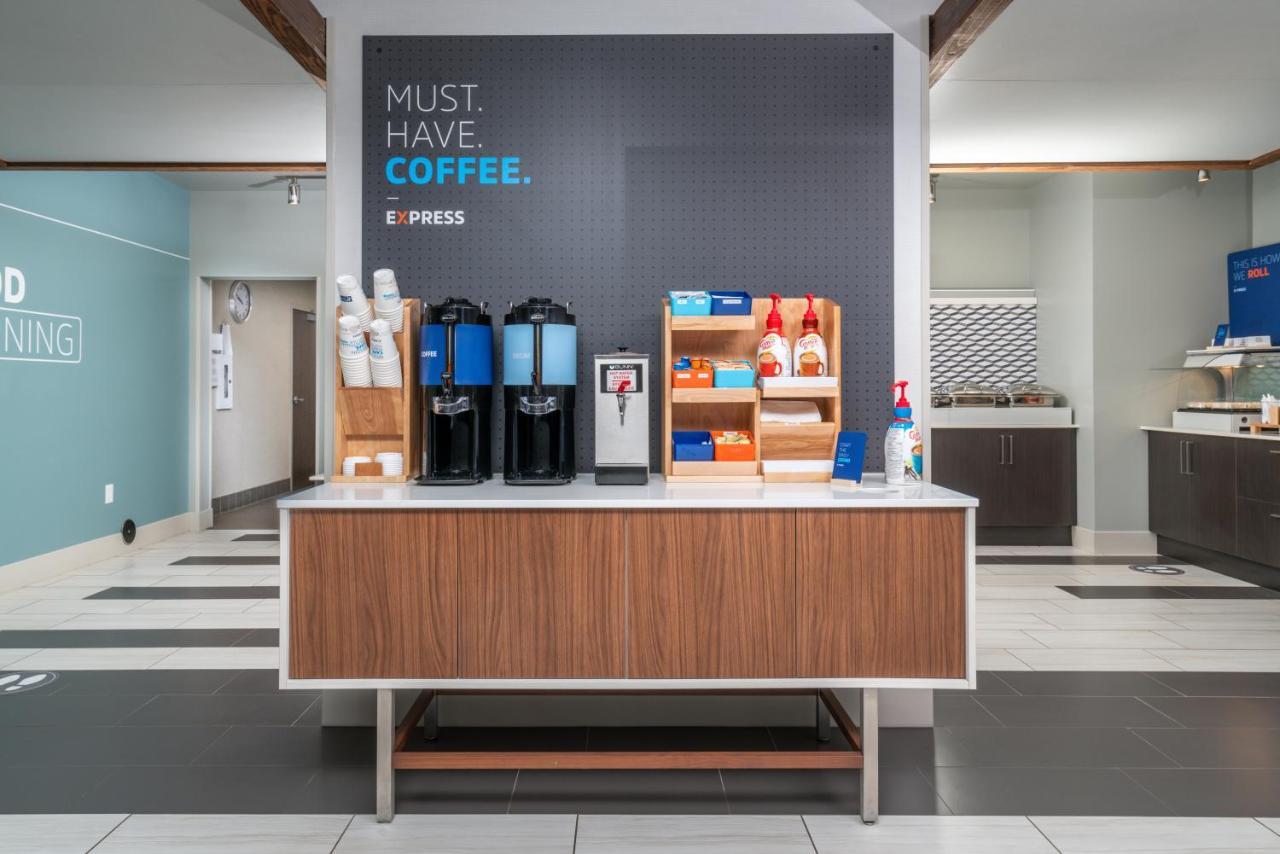 Holiday Inn Express & Suites - Brandon By Ihg Екстер'єр фото