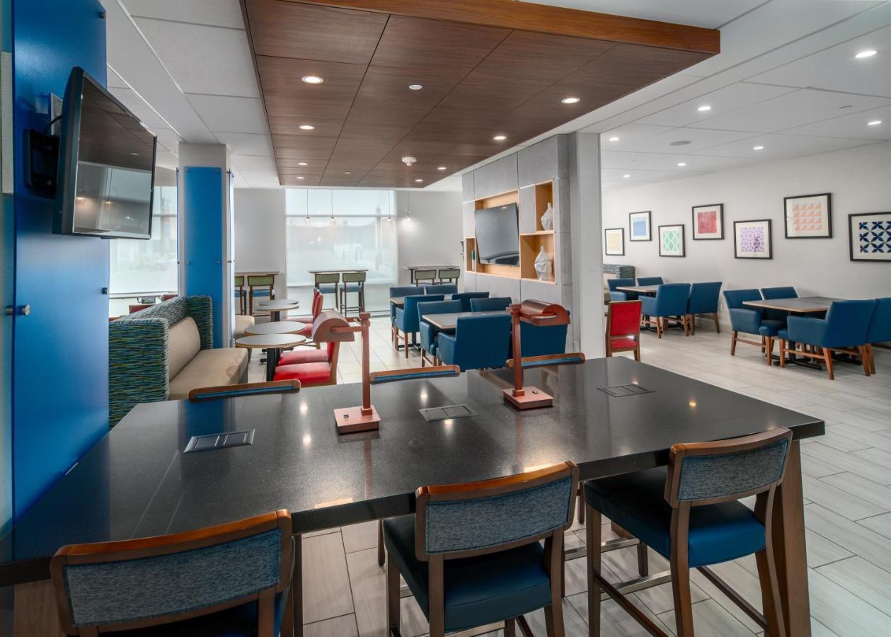 Holiday Inn Express & Suites - Brandon By Ihg Екстер'єр фото