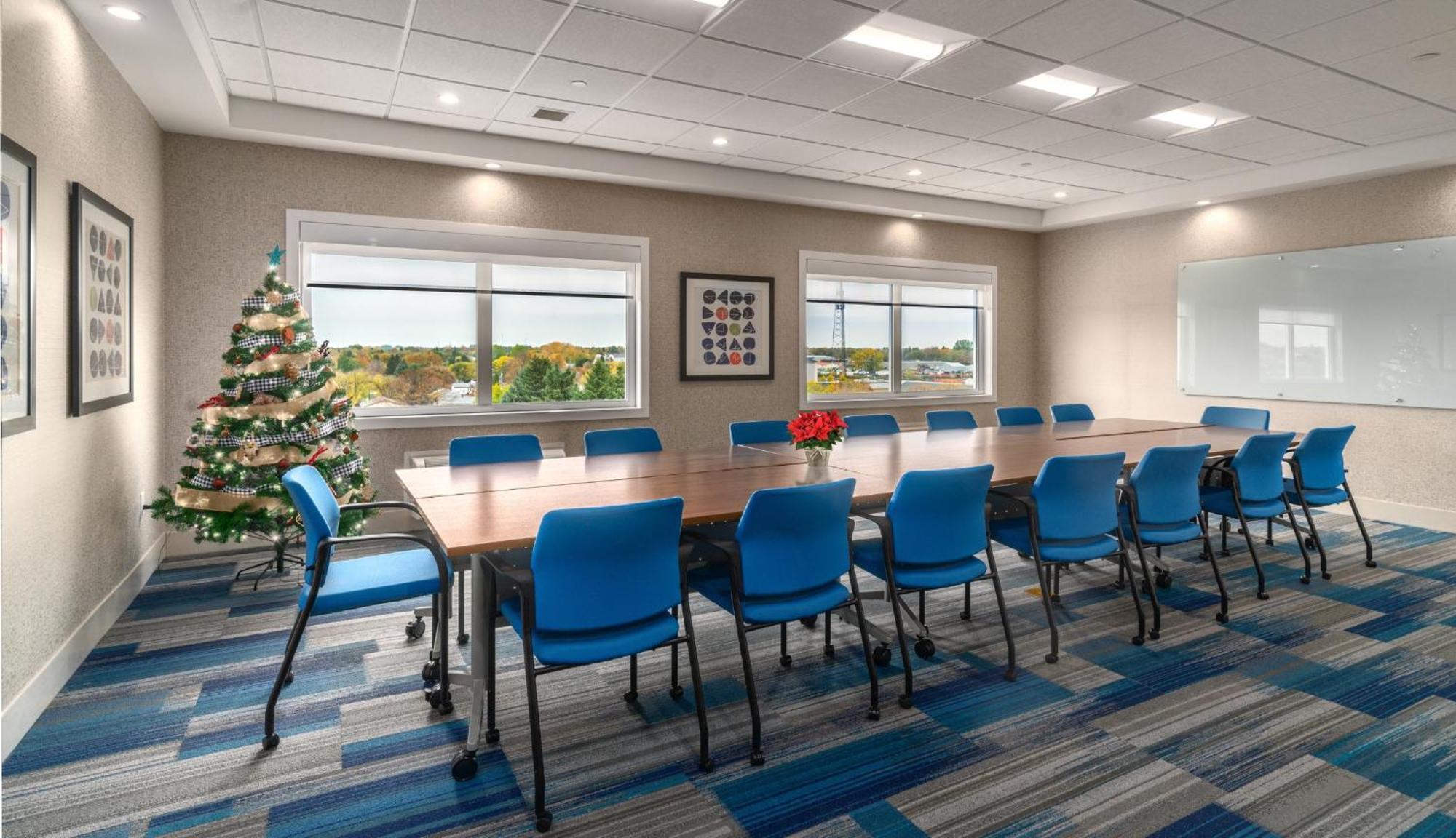 Holiday Inn Express & Suites - Brandon By Ihg Екстер'єр фото