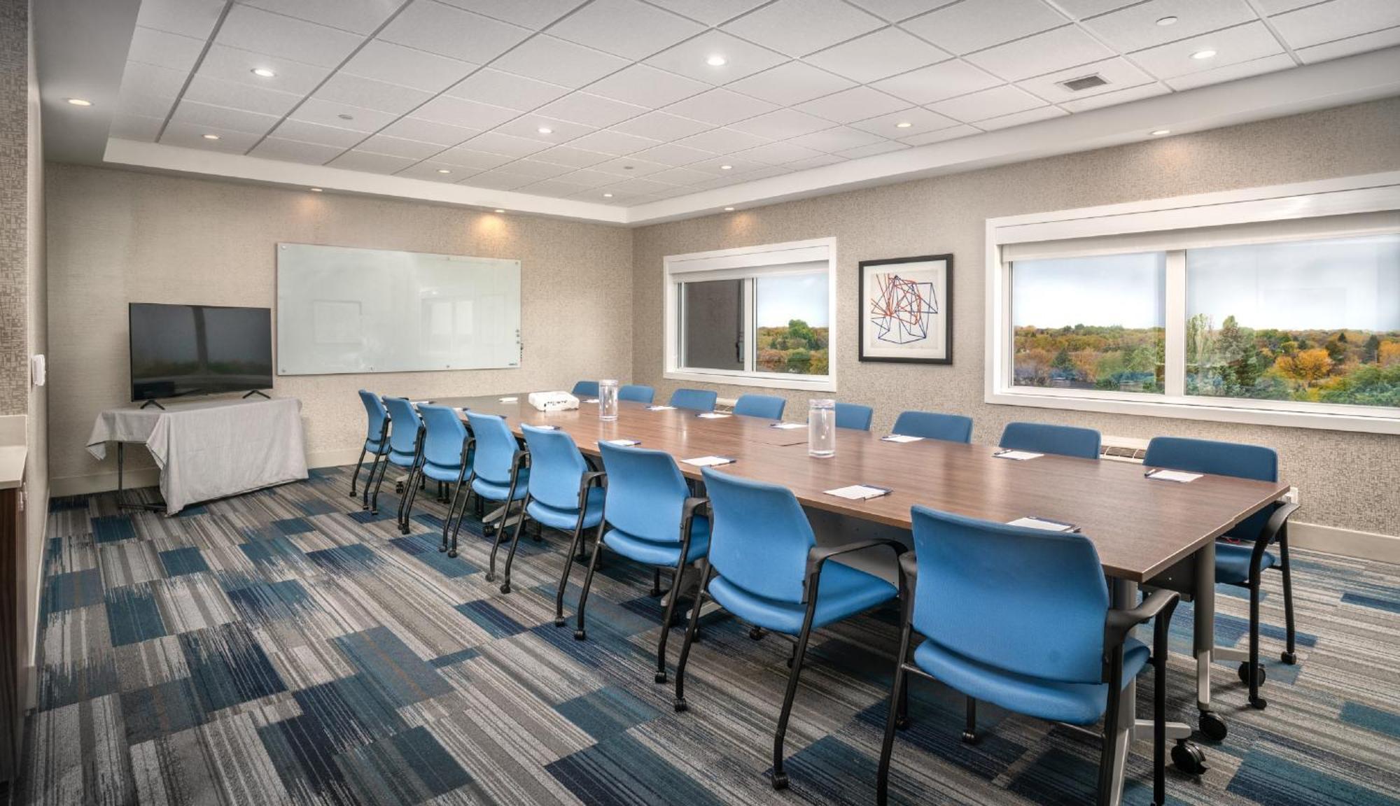 Holiday Inn Express & Suites - Brandon By Ihg Екстер'єр фото