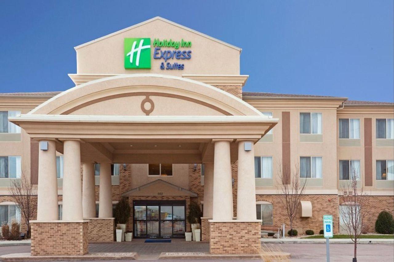 Holiday Inn Express & Suites - Brandon By Ihg Екстер'єр фото
