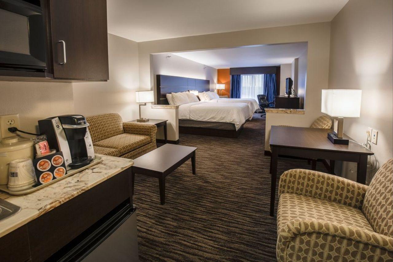 Holiday Inn Express & Suites - Brandon By Ihg Екстер'єр фото