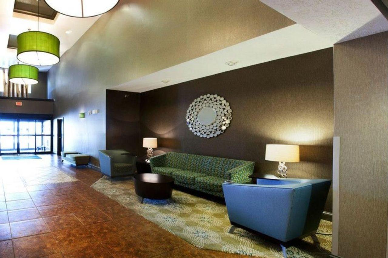 Holiday Inn Express & Suites - Brandon By Ihg Екстер'єр фото